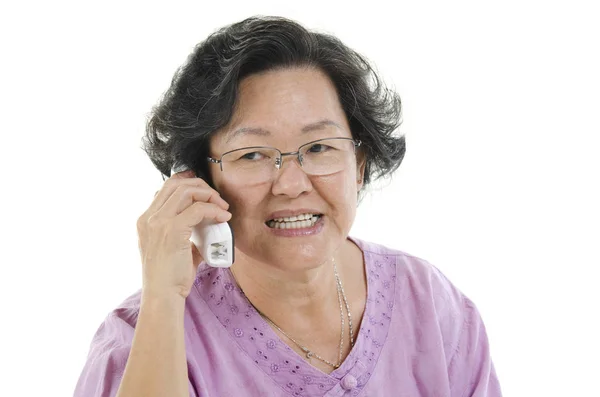 전화에 수석 성인 여자 — 스톡 사진