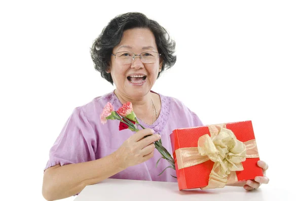 День матери подарочная коробка и цветок — стоковое фото