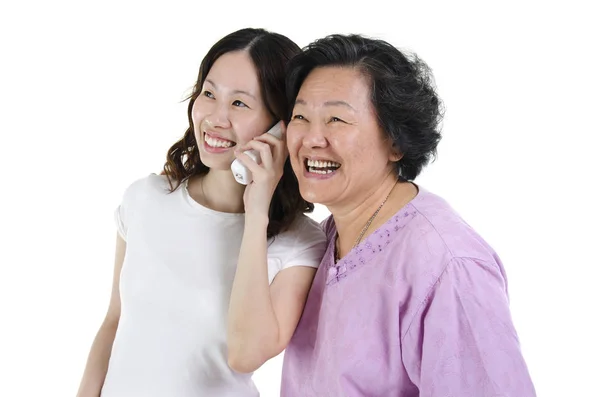 Filha e mãe chamando pelo telefone — Fotografia de Stock