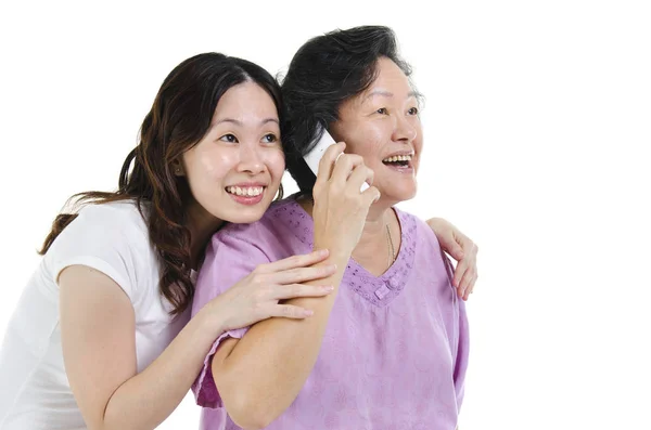 Mãe e filha ligando pelo telefone — Fotografia de Stock