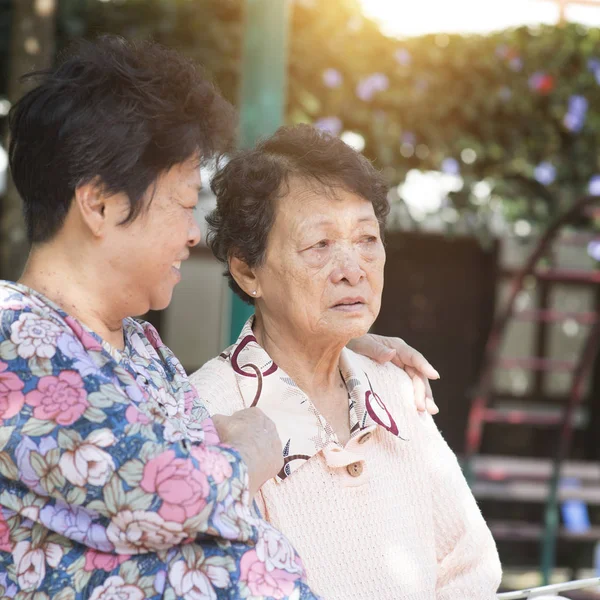 Asiatiska äldre kvinnor — Stockfoto