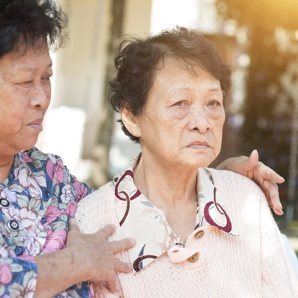 Asiatico anziane donne in chat all'aperto — Foto Stock