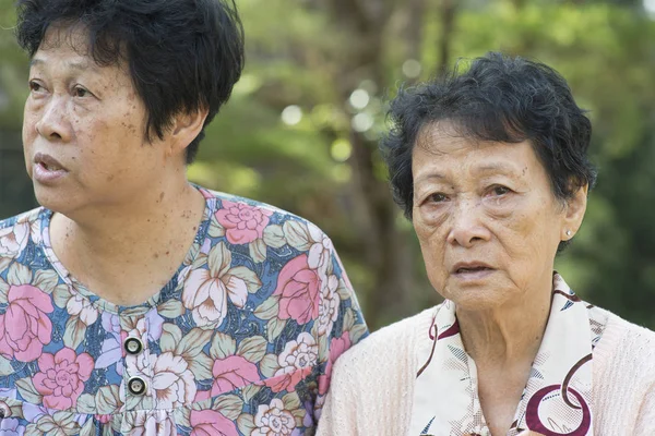 Asiatische ältere Frauen reden im Freien — Stockfoto