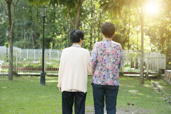 Visão traseira Mulheres idosas asiáticas andando no parque do jardim — Fotografia de Stock