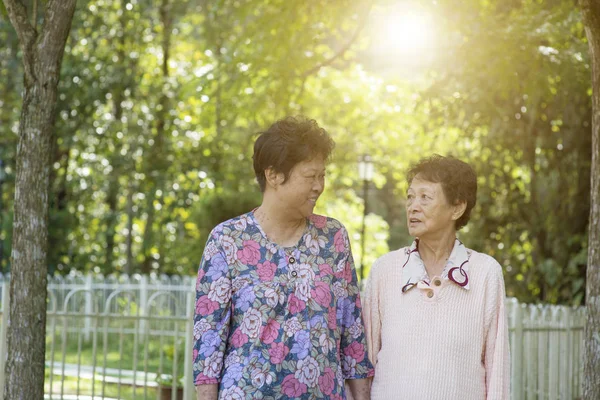 Азиатские пожилые женщины утренние упражнения, прогулки на открытом воздухе — стоковое фото