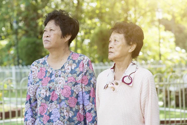 Asijské starší ženy chůze v přírodě — Stock fotografie