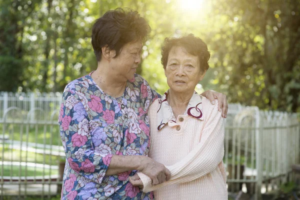 Asijské starší ženy přátelství — Stock fotografie