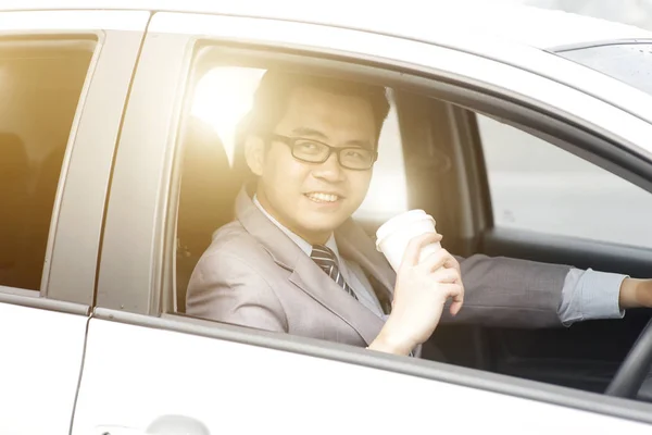 Koffie hebben tijdens het rijden — Stockfoto