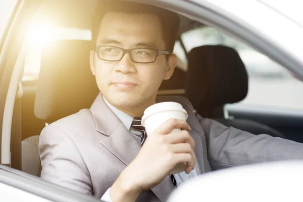運転中コーヒーを飲む男性 — ストック写真