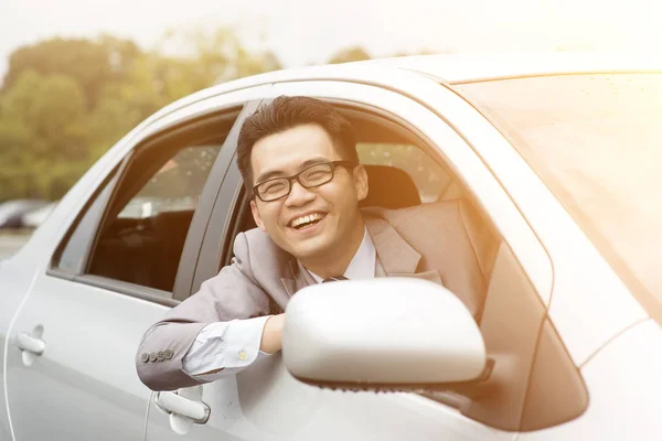 Zufriedener Fahrer lächelt — Stockfoto