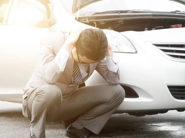 Autopanne eines Geschäftsmannes — Stockfoto