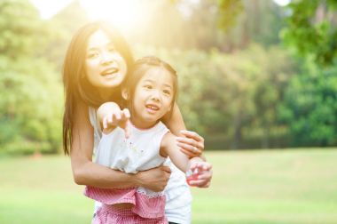 Açık havada parkta oynarken aile.