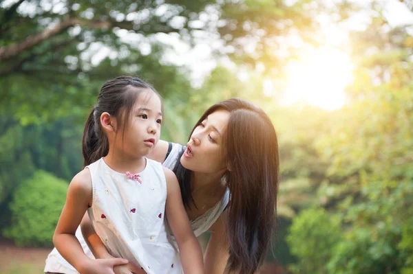 Mãe e filhas ao ar livre . — Fotografia de Stock