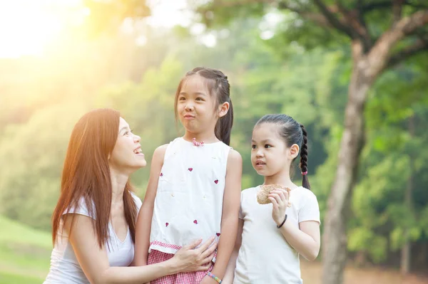 母亲和女儿在户外公园. — 图库照片