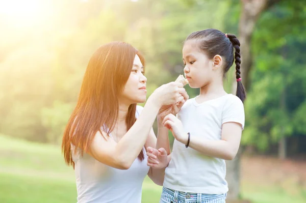 Anne ve kızı açık havada park adlı yemek. — Stok fotoğraf