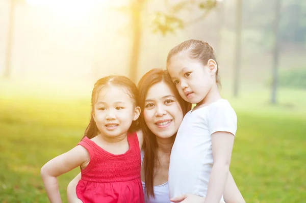 Mãe e filhas na natureza . — Fotografia de Stock