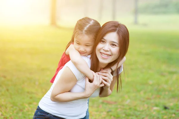 Moeder en dochter in de natuur. — Stockfoto