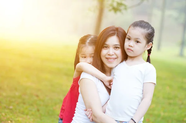 Mãe e filhas no parque da natureza . — Fotografia de Stock