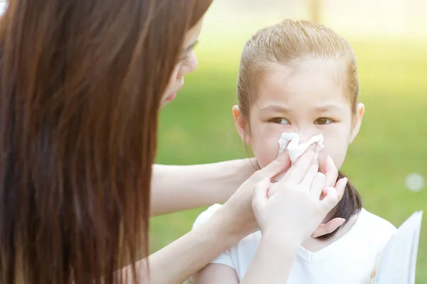 Allergie. kleines Mädchen pustet Nase. — Stockfoto