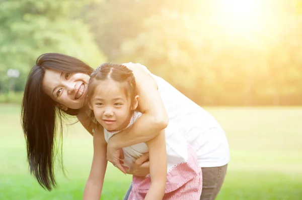 Familia jugando al aire libre . — Foto de Stock