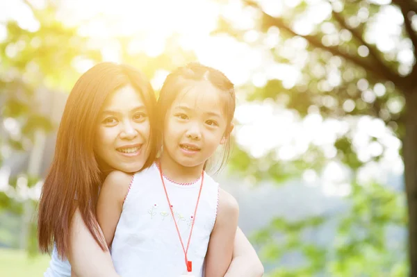 Asiatiska mamma och dotter porträtt. — Stockfoto