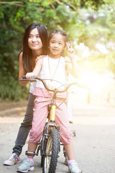 Ouder en kind buiten fietsen. — Stockfoto