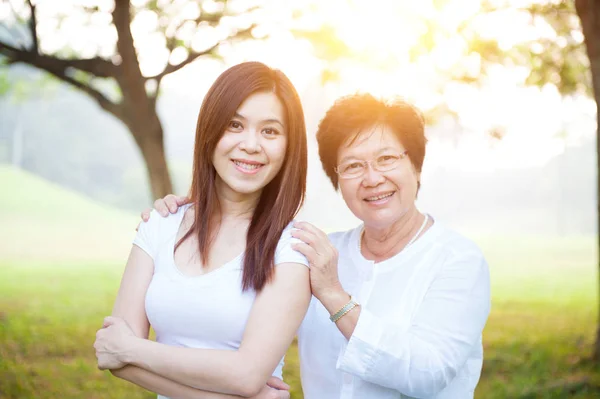 Asiática mãe e filha — Fotografia de Stock