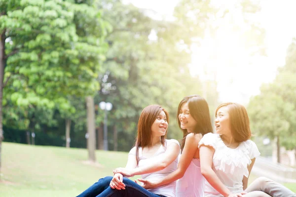 Grupo de mulheres asiáticas diversão ao ar livre — Fotografia de Stock