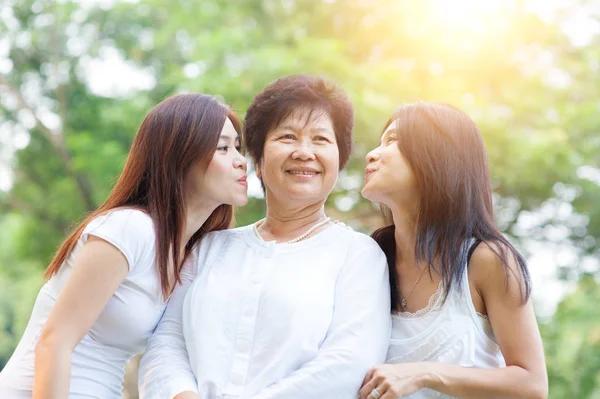 Filhas beijando mãe — Fotografia de Stock