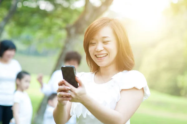 Woman texting outdoor — Stock Photo, Image