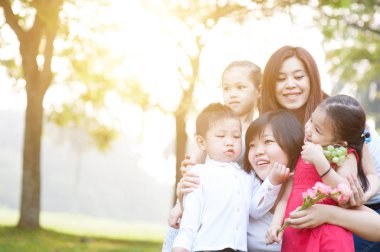 Grup Asyalı aile portresi