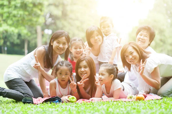 Aziatische multi-generaties familie buitenshuis — Stockfoto