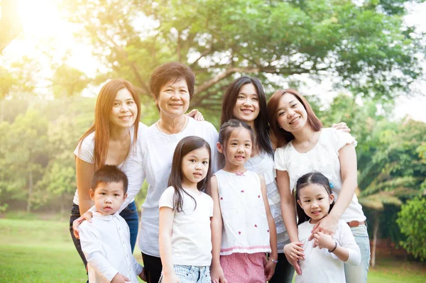 Ομάδα της Ασίας πολλαπλών γενεών οικογένειας — Φωτογραφία Αρχείου