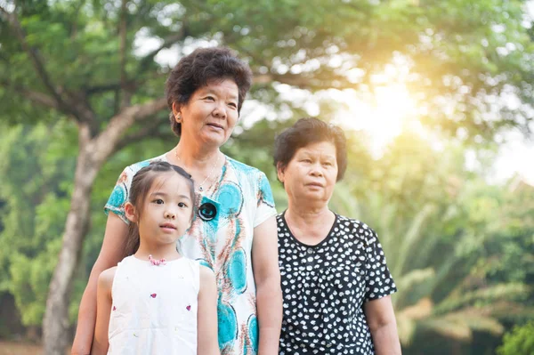 祖母和孙女户外. — 图库照片