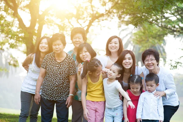 アジアの多世代家族屋外の大規模なグループ — ストック写真