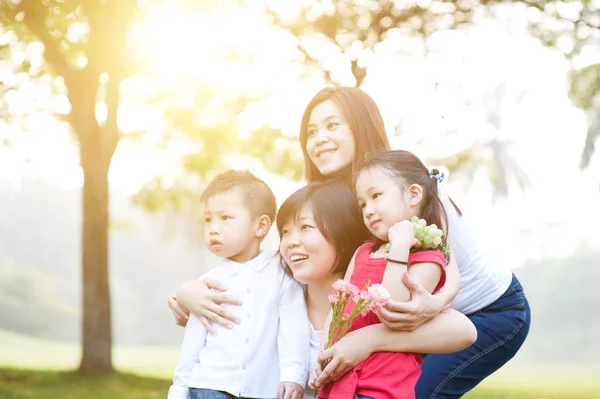 Gruppo di famiglie asiatiche — Foto Stock