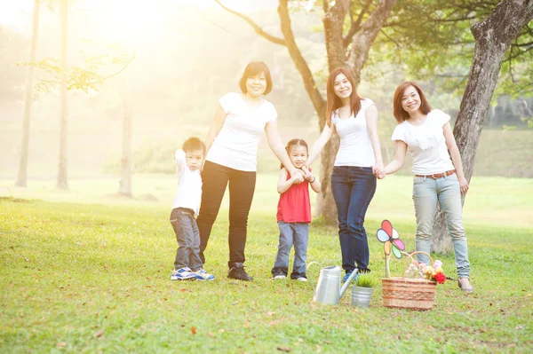 Groep van Aziatische familie buitenshuis — Stockfoto