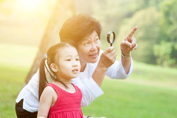 Grandmother and granddaughter exploring outdoor. — Stock Photo, Image