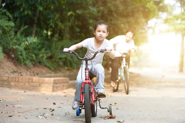 Abuela y nieta montar en bicicleta al aire libre . — Foto de Stock