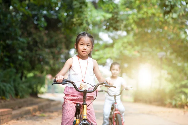 Kinderen rijden fietsen buiten. — Stockfoto