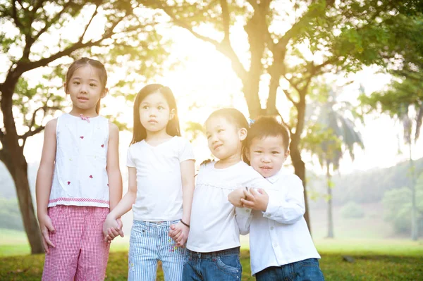 Gruppen av asiatiska barn utomhus porträtt. — Stockfoto