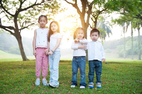 Grupa azjatyckich dzieci na zewnątrz. — Zdjęcie stockowe