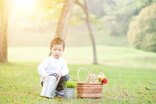 Aziatische jongen picknick buitenshuis. — Stockfoto