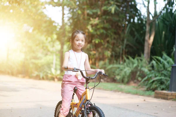 Bambino in sella bici all'aperto . — Foto Stock