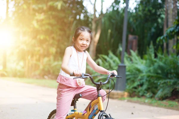 Kind fietsten buiten. — Stockfoto