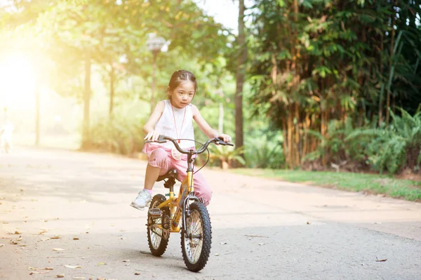 Kind buiten fietsen. — Stockfoto