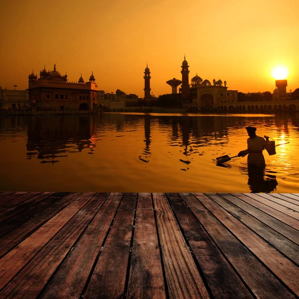 Schoonmaken van het zwembad van de gouden tempel, india — Stockfoto