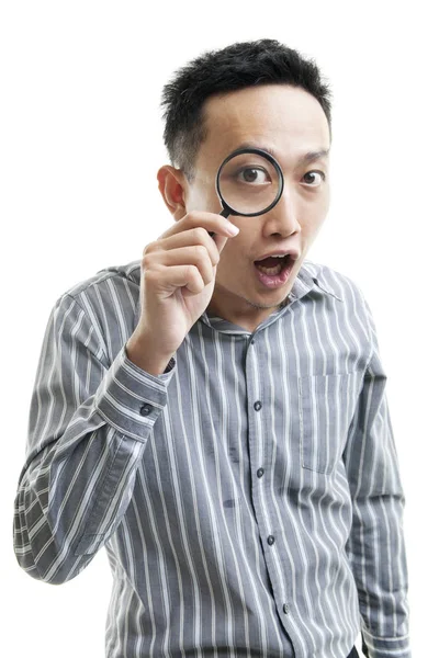 Asiatico uomo d'affari in possesso di lente di ingrandimento — Foto Stock