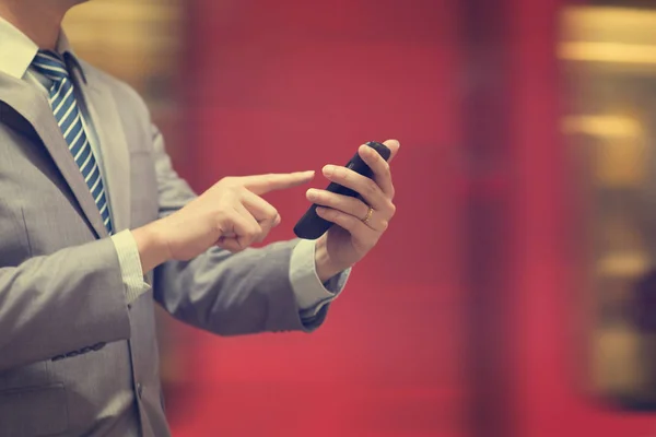 Empresario con smartphone en la estación de tren . — Foto de Stock