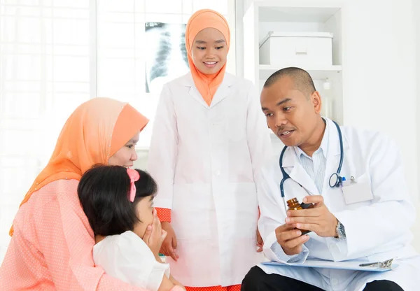 Família muçulmana consultor médico — Fotografia de Stock